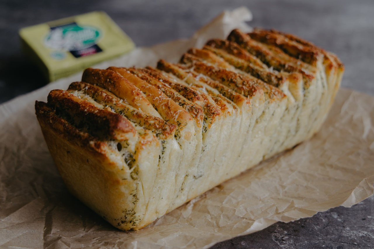 Хлеб с чесноком, сыром и зеленью